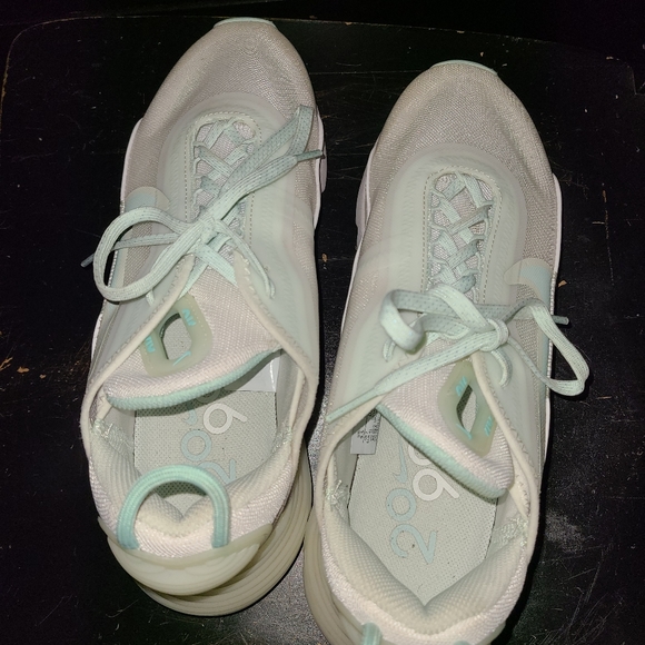 Nike Shoes - Nike 2090